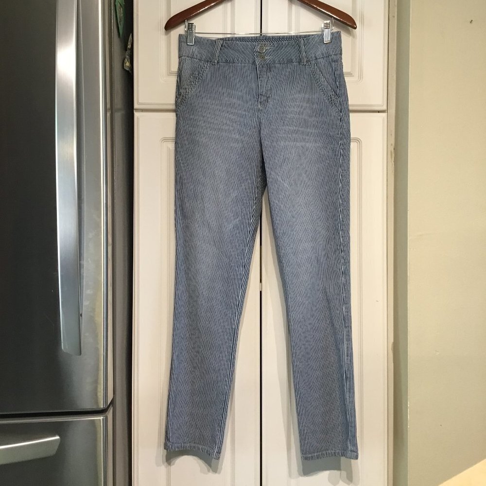 Democracy Blue & White Pin Stripe Jeans Size 6